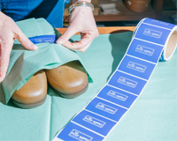 Rektangulära etiketter i enkel design på rulle