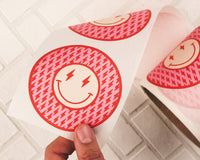 Närbild på tryckta runda etiketter redo att användas