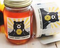 Närbild på kvadratiska etiketter i olika färger