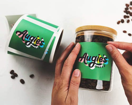 Tryckta kvadratiska etiketter på rulle