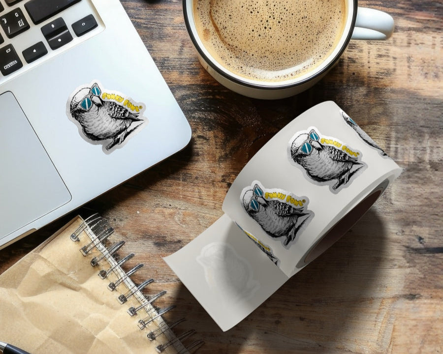 Närbild på formskurna etiketter med färgglada motiv