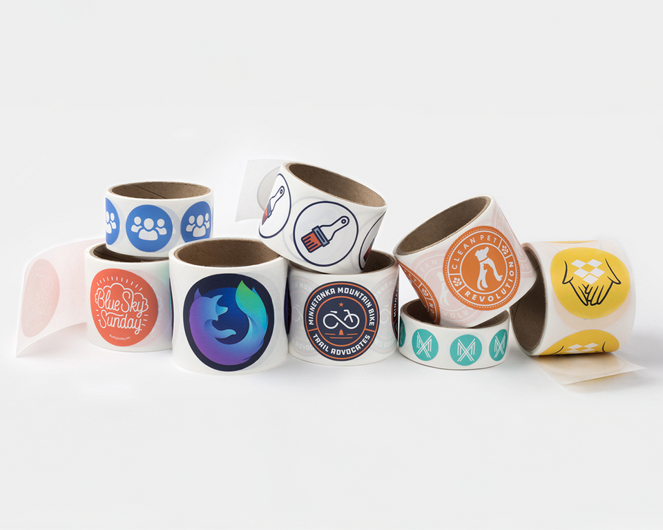 Runda etiketter i olika storlekar med personlig design